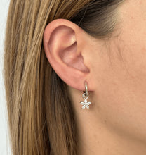 Carica l'immagine nel visualizzatore di Gallery, Orecchini a Cerchio Flora