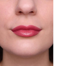 Carica l&#39;immagine nel visualizzatore di Gallery, TWIST &amp; GO – Nourishing lipstick pencil

