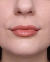 Carica l&#39;immagine nel visualizzatore di Gallery, TWIST &amp; GO – Nourishing lipstick pencil
