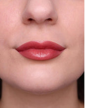 Carica l&#39;immagine nel visualizzatore di Gallery, TWIST &amp; GO – Nourishing lipstick pencil
