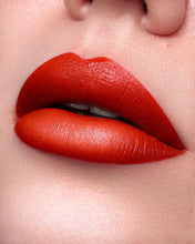 Carica l&#39;immagine nel visualizzatore di Gallery, Matitone rossetto Hyalur-on
